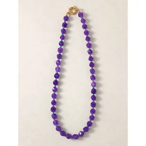 Collier fait main avec pierres violettes facettées et un fermoir anneau doré
