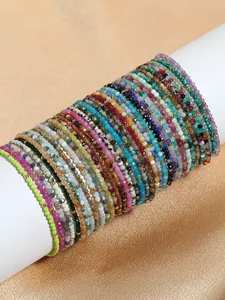 Détails de bracelets bohèmes en pierres naturelles colorées avec perles dorées fines
