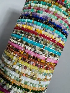 Vue macro des bracelets en pierres naturelles facettées colorées avec séparateurs dorés