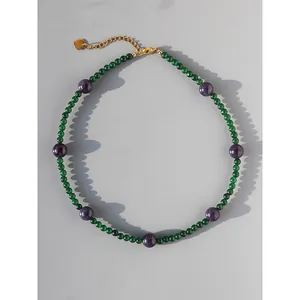 Collana di perle con pietre naturali verdi e viola e chiusura a moschettone dorata