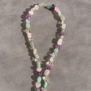 Collana boho con perle irregolari in pietra naturale di ametista e quarzo rosa morbido