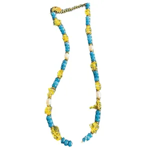 Collana boho colorata con pietre blu, perline gialle e ciondolo a forma di cuore