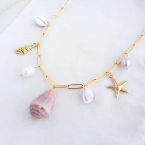 Dettaglio della collana a graffetta placcata oro 18K con ciondoli a conchiglia e stella