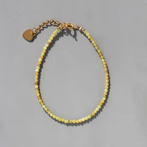 Détail du bracelet bohème en pierre avec fermoir mousqueton et pendentif en cœur