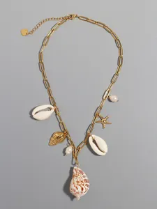 Dettaglio della collana a maglia groumette dorata 18K con conchiglia, stella marina e perle