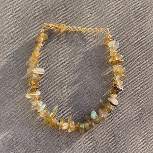 Dettaglio del bracciale con pietre naturali di labradorite e chiusura dorata lucida
