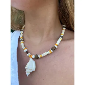 Collana boho con perline colorate da donna e ciondolo a conchiglia naturale su modella