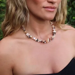 Dettaglio della collana di conchiglie fatta a mano con perle naturali su una modella