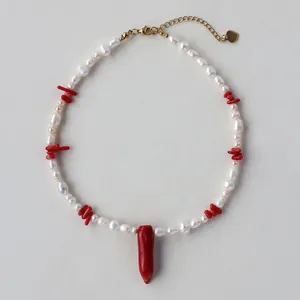 Dettaglio collana di perle d'acqua dolce con perle di corallo rosso e chiusura a cuore