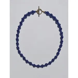 Collana di perline blu scuro in pietra naturale con elegante chiusura a T dorata