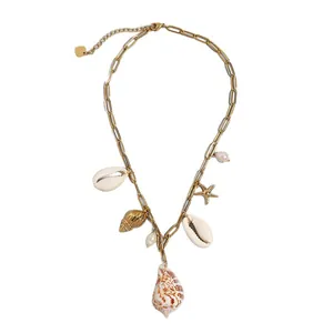 Collana in acciaio al titanio placcata oro 18K con ciondoli a conchiglia, stella e perle