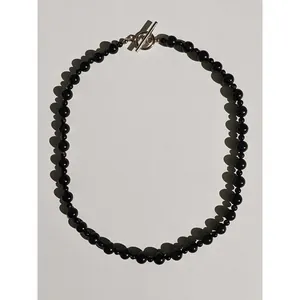 Collana di perle in pietra naturale nera lucida con chiusura a levetta in argento
