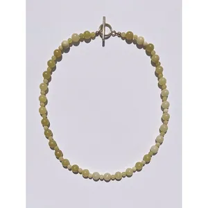 Collana artigianale con perline in pietre naturali verde chiaro e chiusura a T dorata