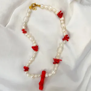 Collana fatta a mano con perle bianche, corallo rosso e chiusura a moschettone dorata