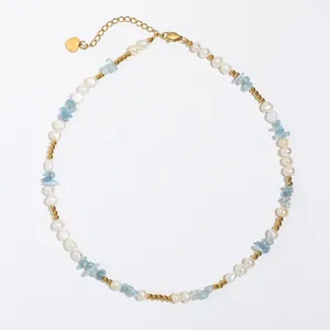 Vue détaillée du collier de perles et pierres bleues avec pendentif cœur doré