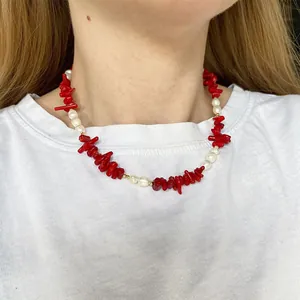 Dettaglio di perle d'acqua dolce e perle di corallo rosso su una collana boho