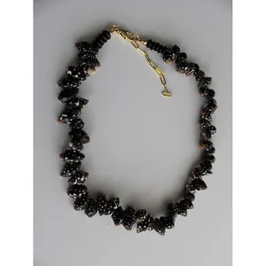 Collana artigianale con conchiglie maculate marroni e perline nere con chiusura dorata