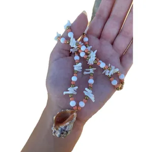 Collana da spiaggia fatta a mano con ciondolo a conchiglia e perline di pietra naturale
