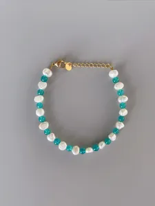 Dettaglio del bracciale con perle barocche, perline verde acqua e chiusura oro