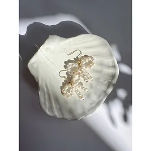 Eleganti orecchini con perle d'acqua dolce naturali e fiocchi in tonalità oro