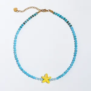 Vue détaillée du collier en perles bleu ciel avec un pendentif étoile de mer jaune