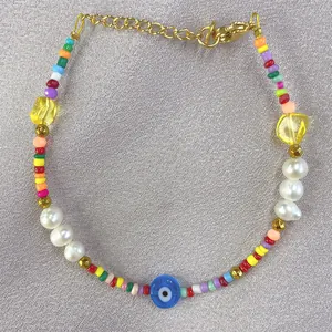 Dettaglio del bracciale bohémien con perline colorate, malocchio e perle d'acqua dolce