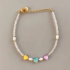 Bracciale con ciondoli a cuore pastello con perline sfaccettate e perle bianche oro