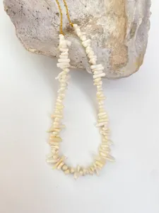 Dettaglio ravvicinato della collana con perle naturali d'acqua dolce e catena d'oro sottile