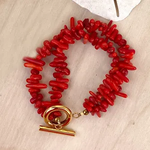 Dettaglio collana a due strati in corallo rosso con chiusura a T in metallo dorato