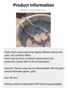 Détail du collier de perles fraises en verre rose et perles d'eau douce avec fermoir en or 18k