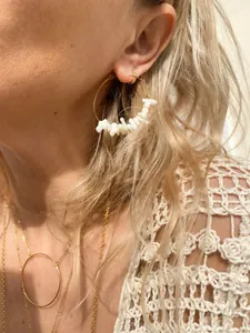 Orecchini a cerchio dorati e collana con perline di corallo bianco irregolari set