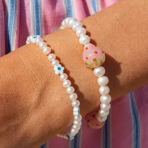 Bracelet fait main en perles d'eau douce avec breloque fraise en verre rose pour femme