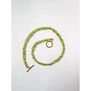 Collier artisanal avec pierres naturelles vertes et fermoir à bascule doré style plage
