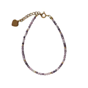Bracelet bohème en perles de pierre naturelle violette avec breloque cœur doré et fermoir