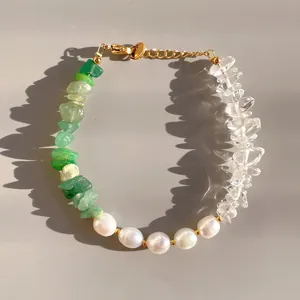 Dettaglio del bracciale con pietre naturali verdi, bianche e perle d'acqua dolce