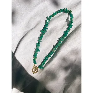 Collier fait main avec pierres naturelles vertes et fermoir à bascule OT doré