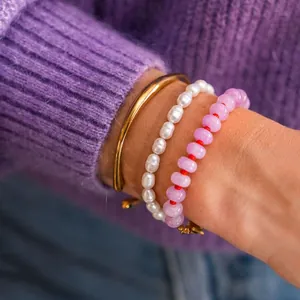 Ensemble de bracelets en pierres colorées et perles avec jonc doré pour un style de plage