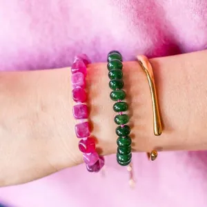 Ensemble de bracelets en pierres naturelles colorées avec perles fuchsia et jonc doré