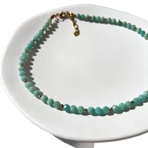 Collana boho in pietre naturali turchesi con accenti in metallo dorato e chiusura a moschettone
