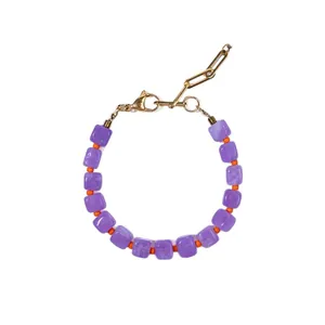 Bracelet en perles fait main avec pierres carrées violettes et fermoir doré ajustable