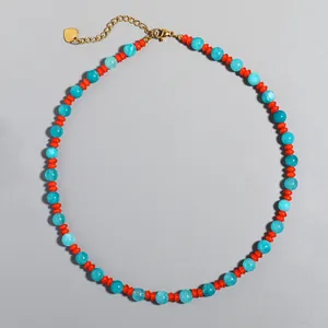 Bunte Naturstein-Perlenkette im Sommerstil mit blauen Perlen und goldenem Herzanhänger