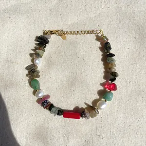 Dettaglio del bracciale di pietre naturali con perle e chiusura a moschettone regolabile