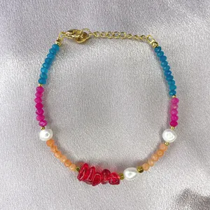Dettaglio bracciale con perline colorate sfaccettate e perle irregolari su seta argento