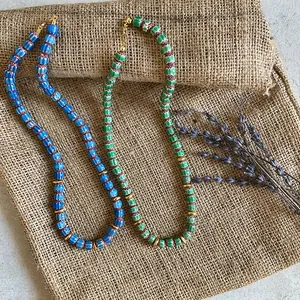 Colliers faits main en perles de verre Millefiori bleues et vertes, fermoir doré