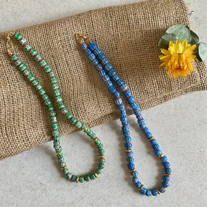 Collier artisanal en perles de verre millefiori aux motifs colorés et dorures