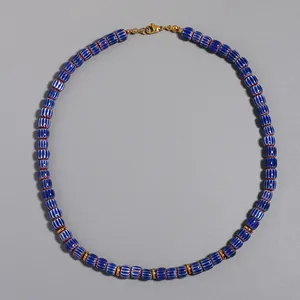 Détails de perles de verre chevron bleues et fermoir mousqueton doré sur le collier