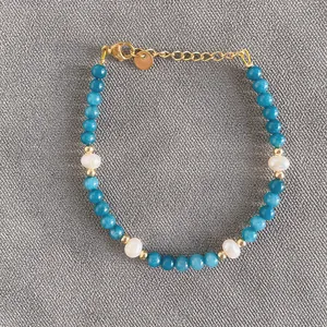 Detail of beaded bracelet with blue stones, freshwater pearls and adjustable gold clasp