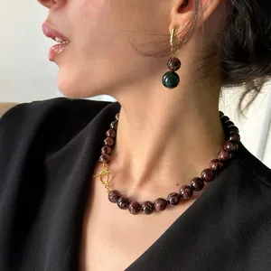 Collana in acciaio al titanio placcato oro 18k con perle in pietra naturale e chiusura OT