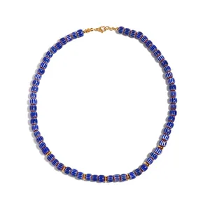 Collier artisanal en perles de verre Millefiori avec motifs chevron bleus et dorés