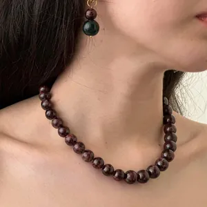 Collana in titanio placcato oro 18k con perle in pietra naturale rosso scuro